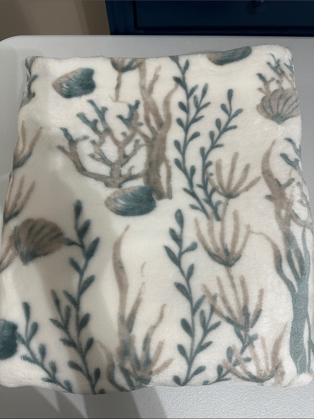 Plush Coastal Floral Throw Blanket – Cream with Blue-Green and Tan Print